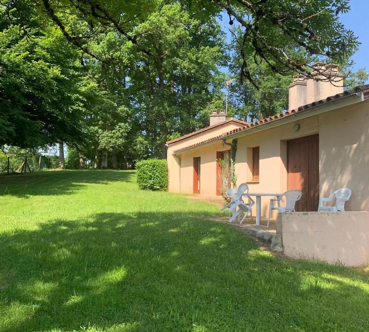 Le Petit Bois 46 Villa Leyme Semesterbostad